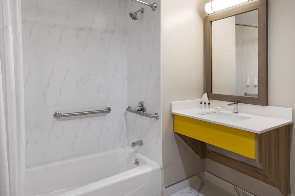 Days Inn by Wyndham Staten Island - photo 24