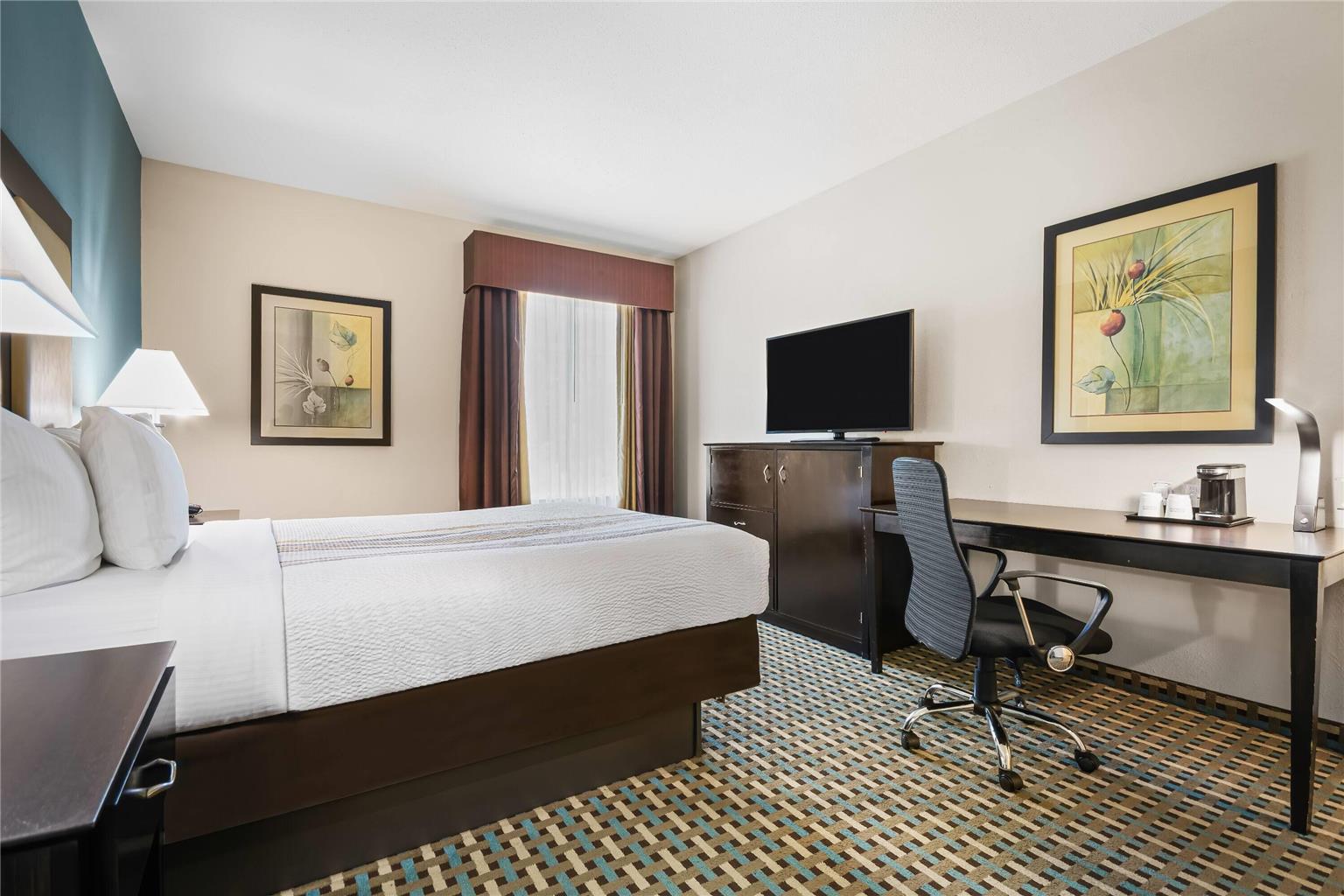 La Quinta Inn & Suites by Wyndham Stonington Mystic Area - photo 13