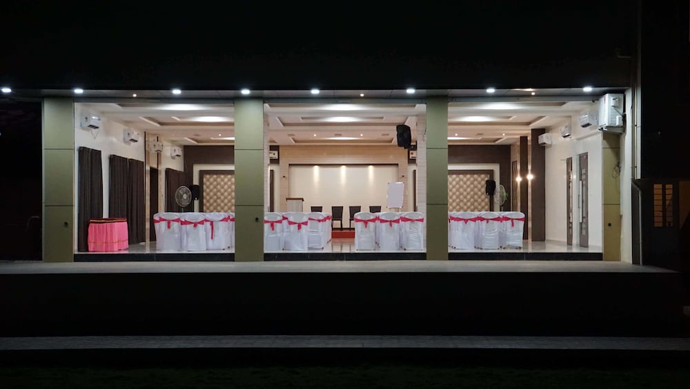 Hotel Royal Palace — hotel in Karad