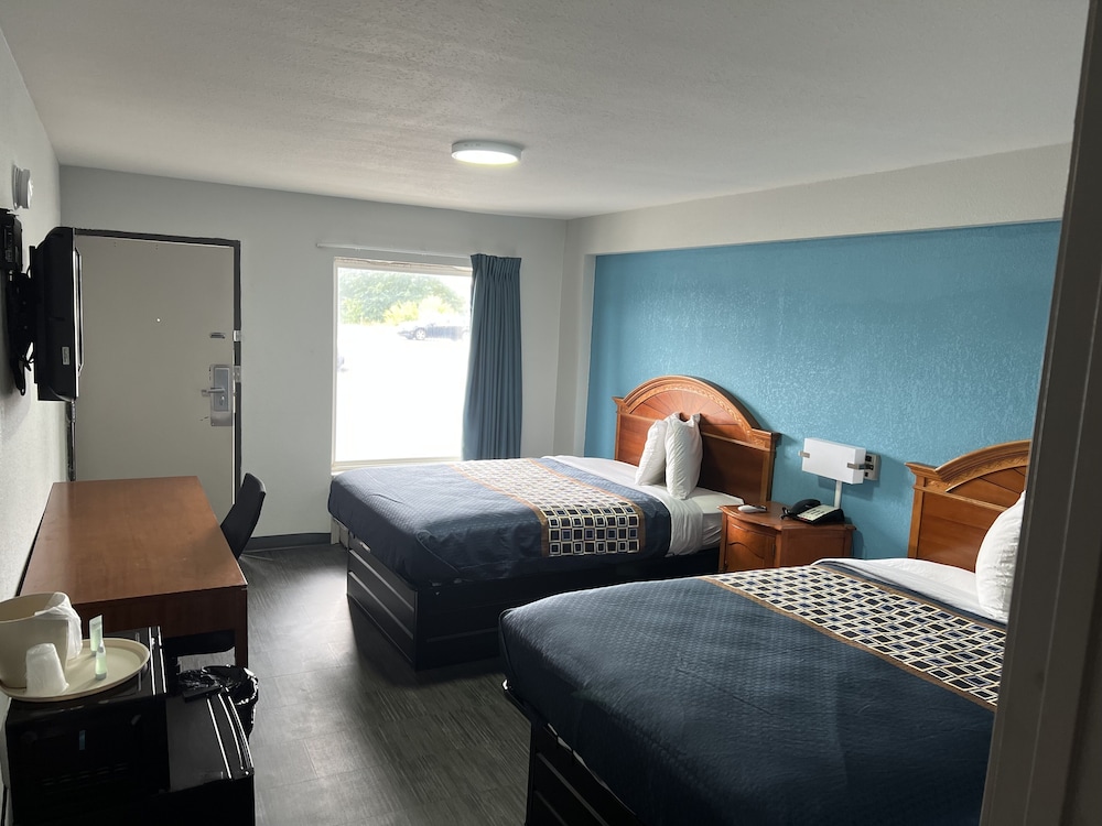 Econo Lodge Commerce - photo 14