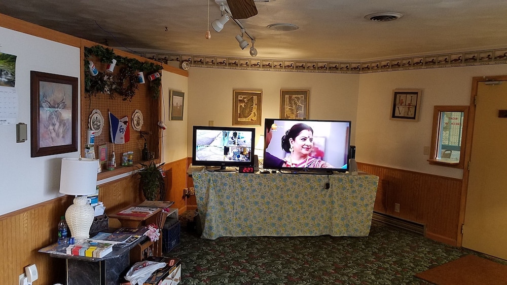 Burr Oak Motel - photo 2