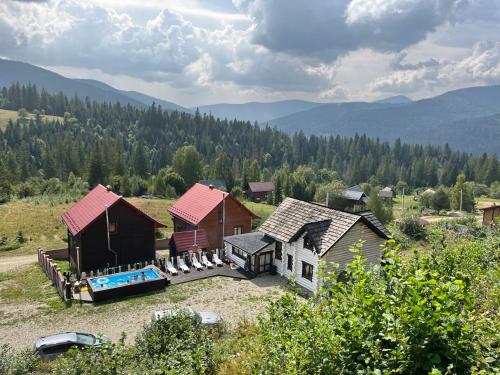 Mountain White House гостинний двір — 4-Star Luxury Hotel in Yaremche, Ukraine