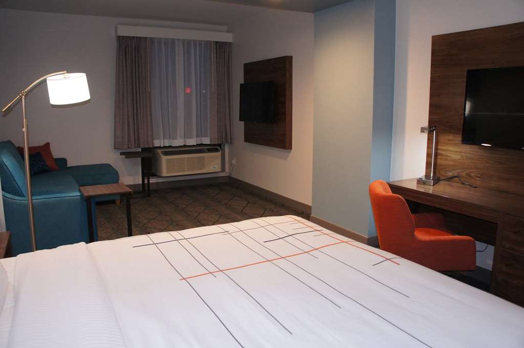 La Quinta Inn & Suites by Wyndham Littleton Red Rocks - photo 18