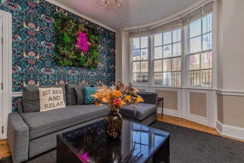 Grand Kemptown Residence l Spacious 5 Bedroom with Private Patio — 4-Star Luxury Hotel in Brighton, United Kingdom