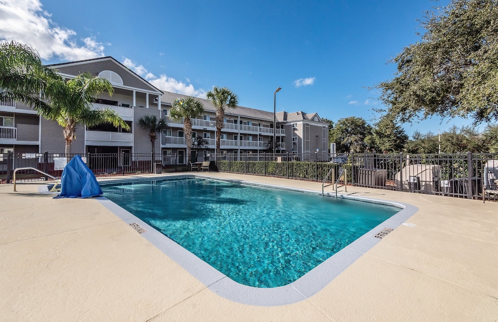 HomeTowne Studios by Red Roof Orlando South - photo 24