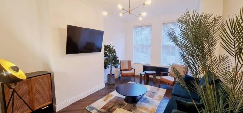Stunning Luxury Spacious Holiday Home 5 Bedrooms Rest & Recharge in Manchester — 4-Star Luxury Hotel in Manchester, United Kingdom