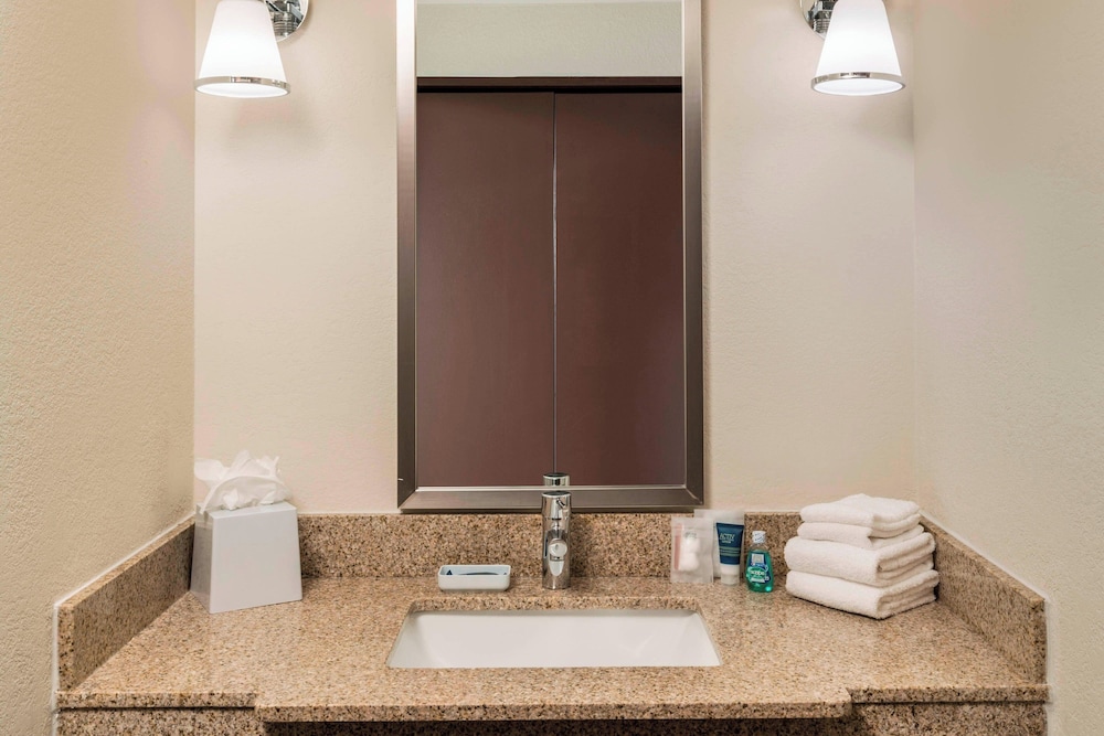 Four Points by Sheraton Boston Logan Airport Revere - photo 20