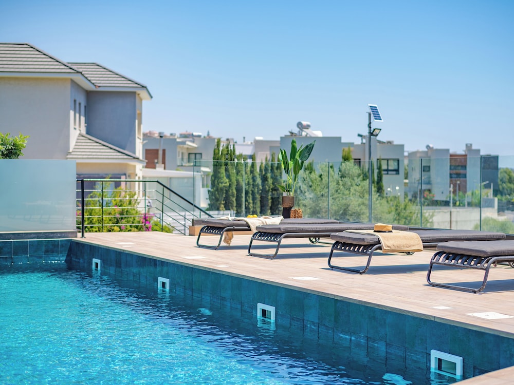 Charming vacation apartment in the middle of the Limassol sun All yours
