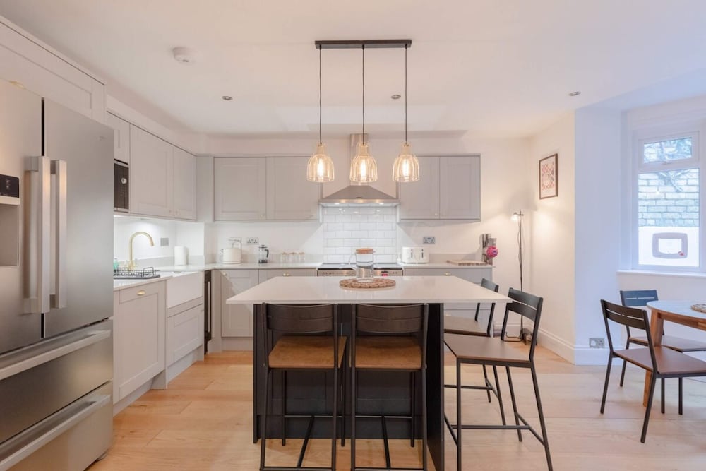 Newly Refurbished 2BD Flat Wimbledon Village — 4-Star Luxury Hotel in London, United Kingdom