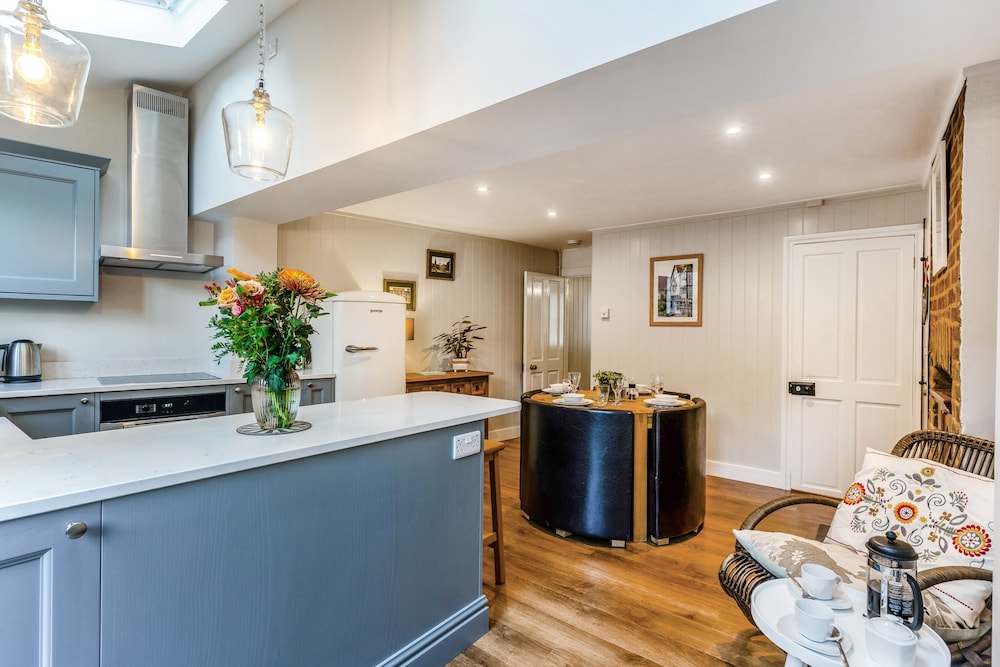 2 Bedroom Stylish & Gorgeous Cosy Westgate Cottage Retreat Central Winchester Free On Street Parking Permit with Garden Close to Cathedral Sleeps 6 Pets are Welcome by Blue Puffin Stays — 4-Star Luxury Hotel in Winchester, United Kingdom