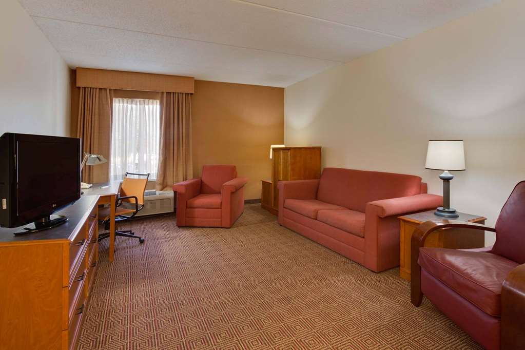 La Quinta Inn & Suites by Wyndham Lakeland East - photo 20