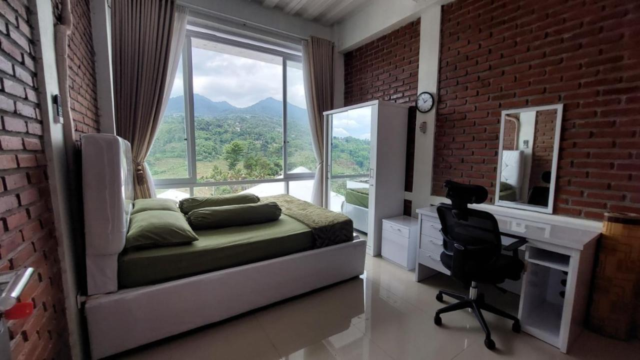 Teras Luhur Villa dengan Infinity Pool — 4-Star Luxury Hotel in Bandung, Indonesia