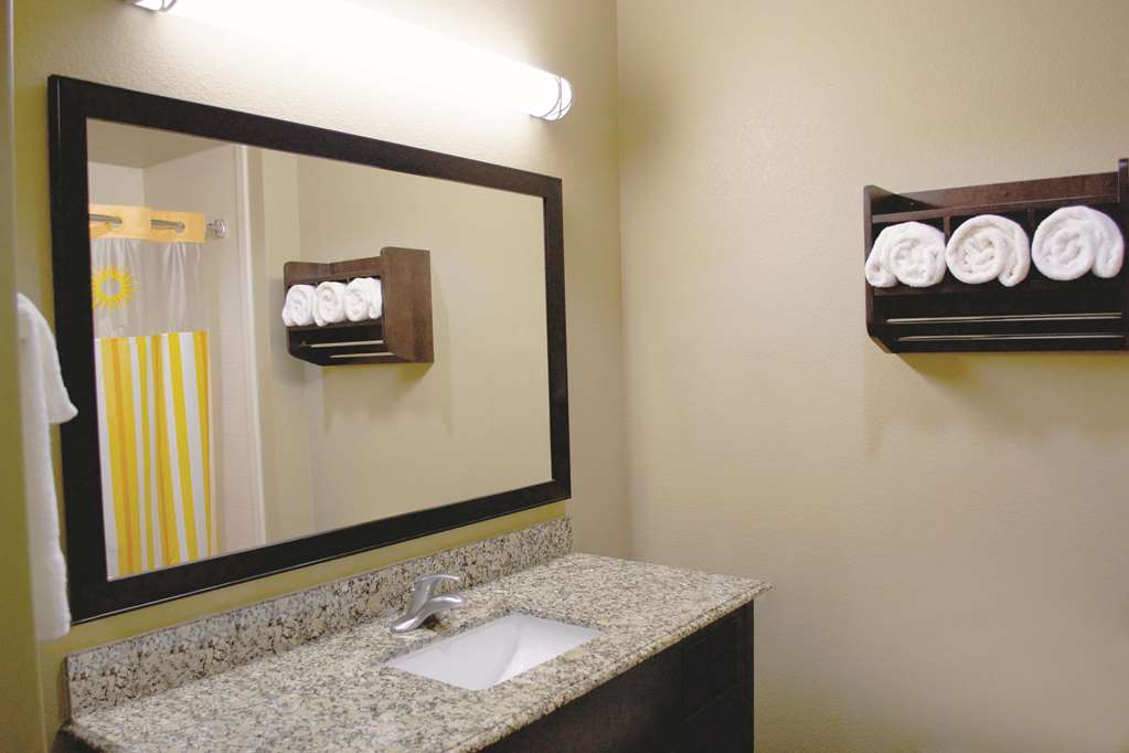 La Quinta Inn & Suites by Wyndham Pearsall - photo 16