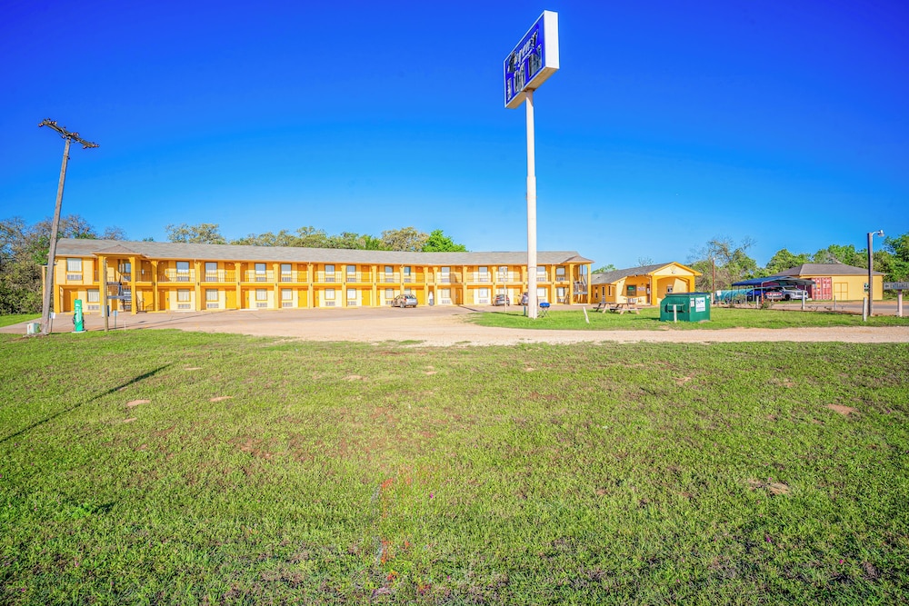 Regency Inn By OYO Rockdale TX - photo 53