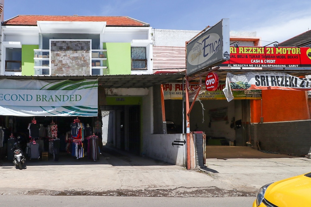 Hotel O Garut near Alun Alun Tarogong formerly Wisma Etiga in Garut, Indonesia