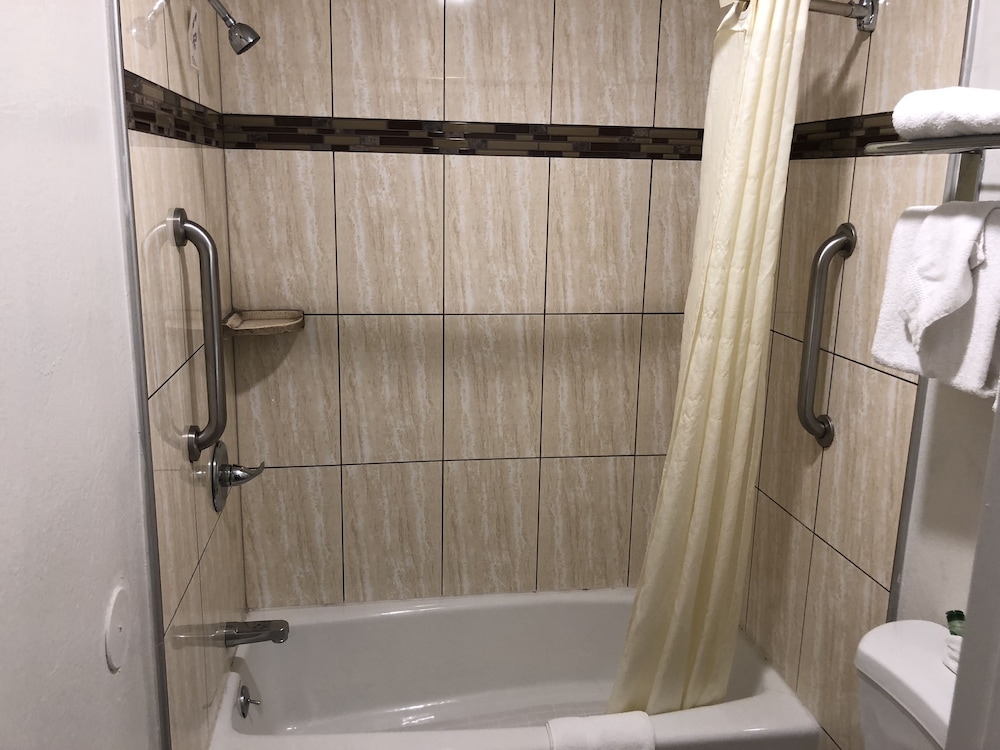Gilroy Inn - photo 18