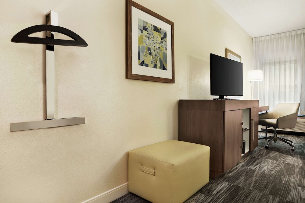 Hampton Inn Findlay - photo 13