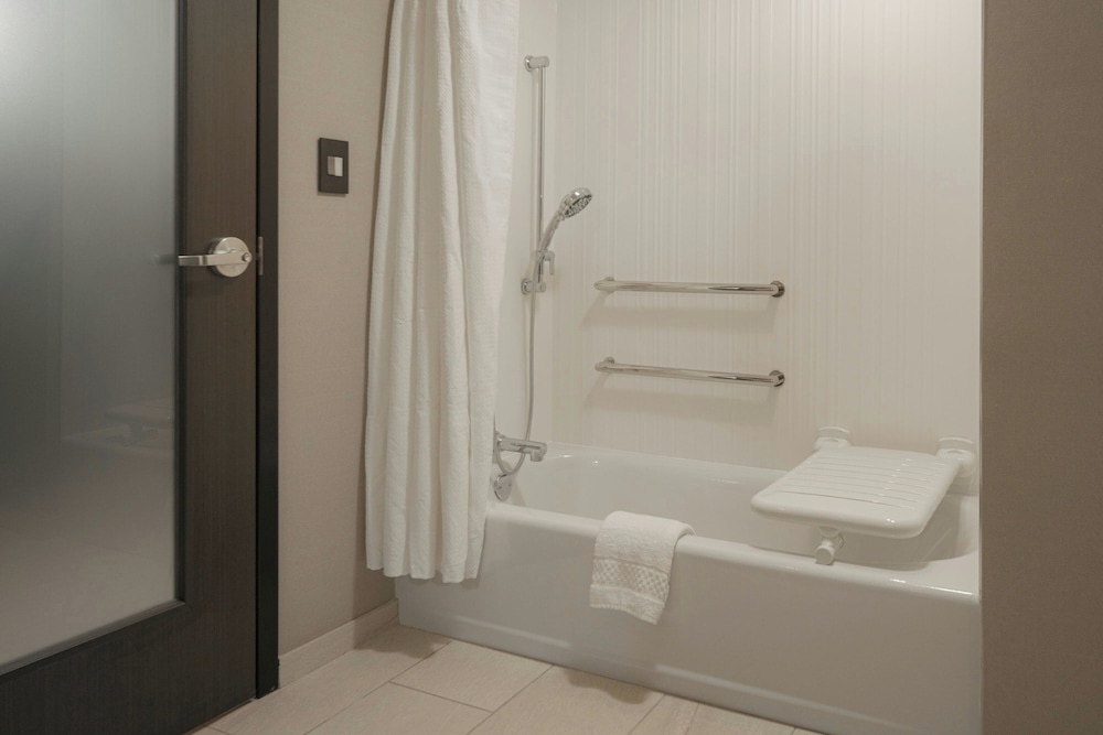 Holiday Inn & Suites Asheville Biltmore Village Area - photo 48