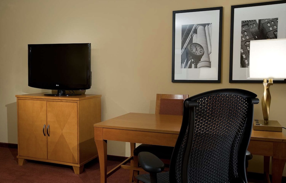 Embassy Suites by Hilton Kansas City International Airport - photo 39