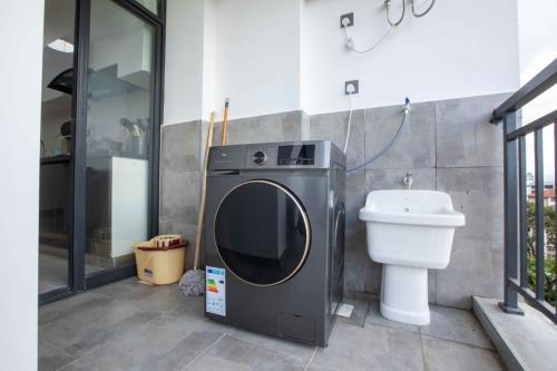 Stylish 2 Bedroom with King Bed Gym children playground and Panoramic Views