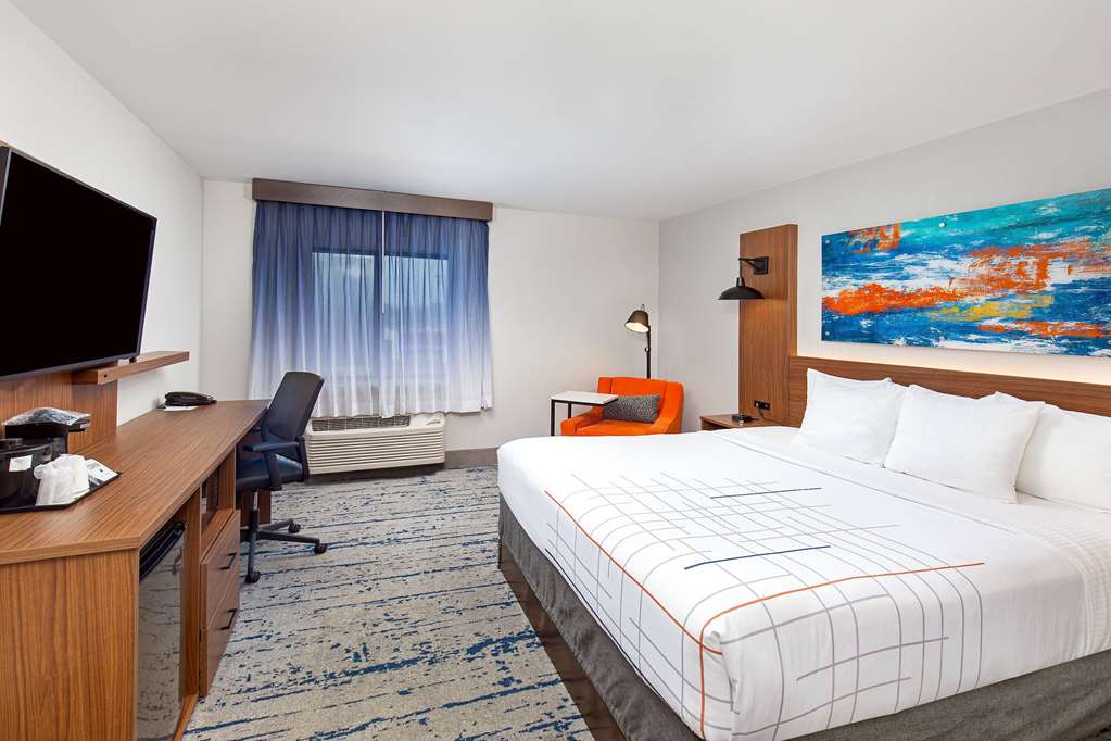 La Quinta Inn & Suites by Wyndham Nashville Airport - photo 10