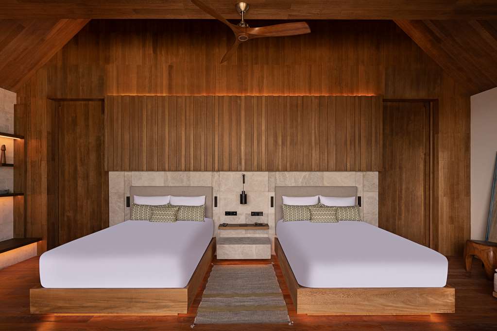 Beachfront Pool Suite Queens