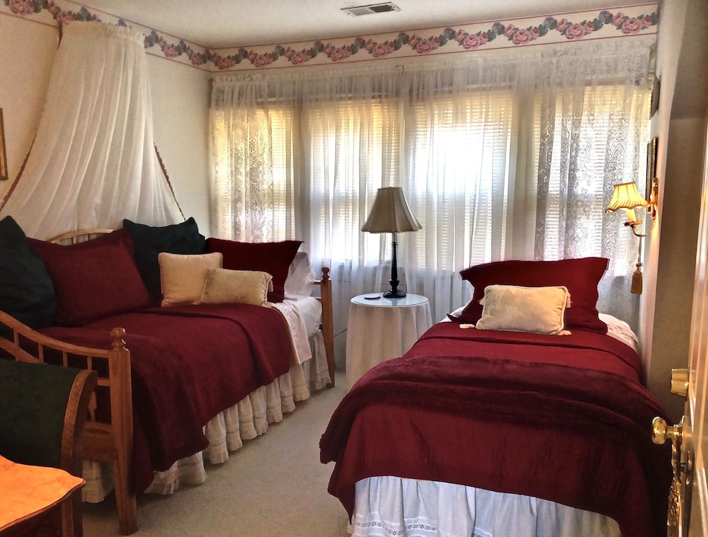 Brass Pineapple Inn - photo 15