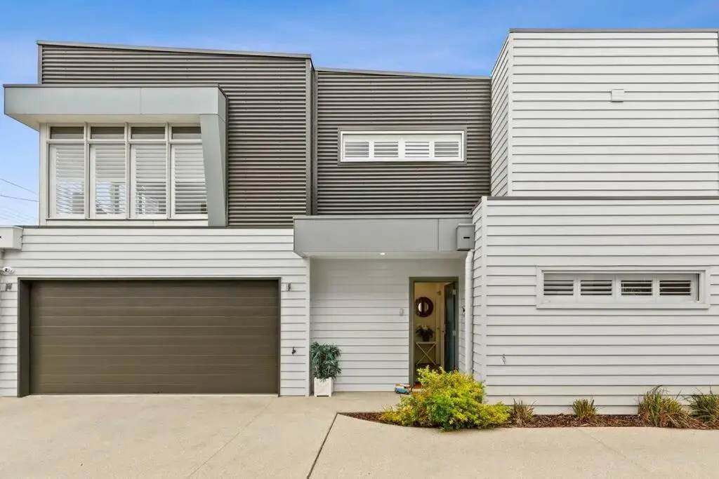 Kismet 3 bedroom luxury townhouse secure back yard walk to the beach and shops Family friendly Double garage parking WIFI — 4-Star Luxury Hotel in Ocean Grove, Australia