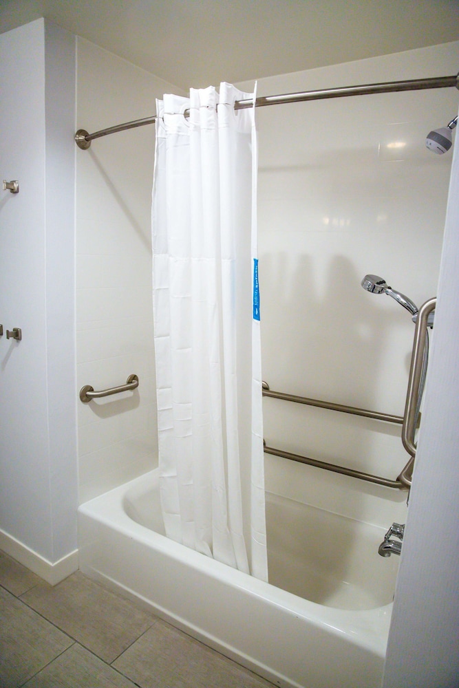 Hampton Inn Pontiac - photo 18