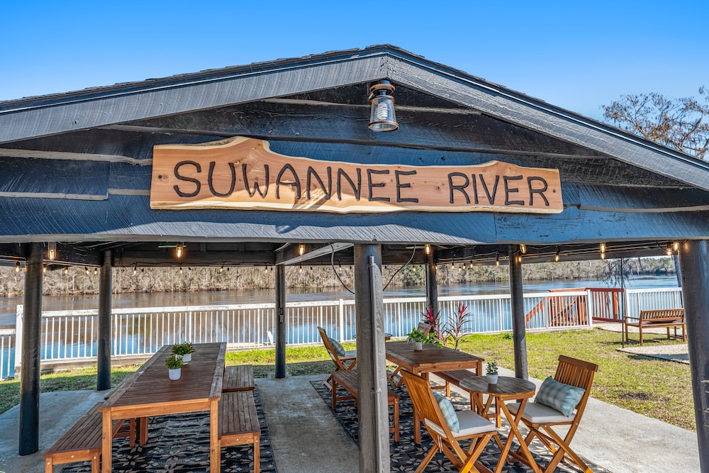 Suwannee Gables Motel and Marina - photo 24