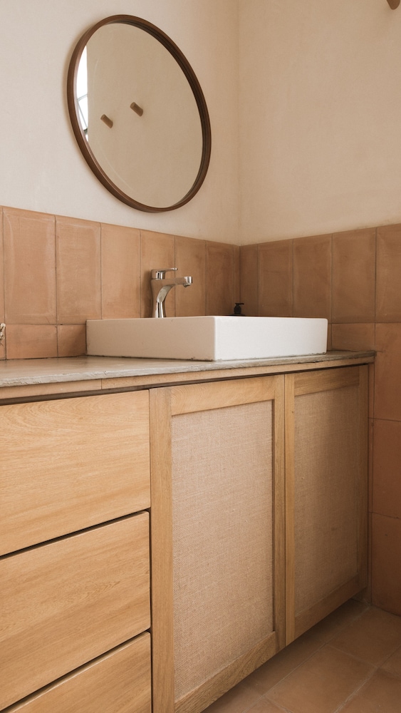 Bathroom sink