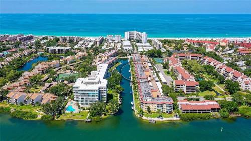5 min walk to #1 beach in America Canal View — 4-Star Luxury Hotel in Siesta Key, United States