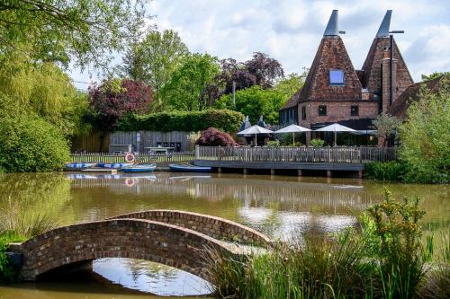 Vineyard Oast Sleeps 25 in Ashford, United Kingdom