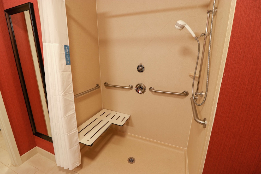 Hampton Inn Lincolnton - photo 13