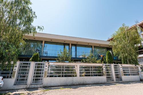 Aifen Aparthotel Apartamente Pentru Toata Familia In Eforie Nord Cu Gradina Proprie La 2 Pasi De Plaja — Eforie Nord