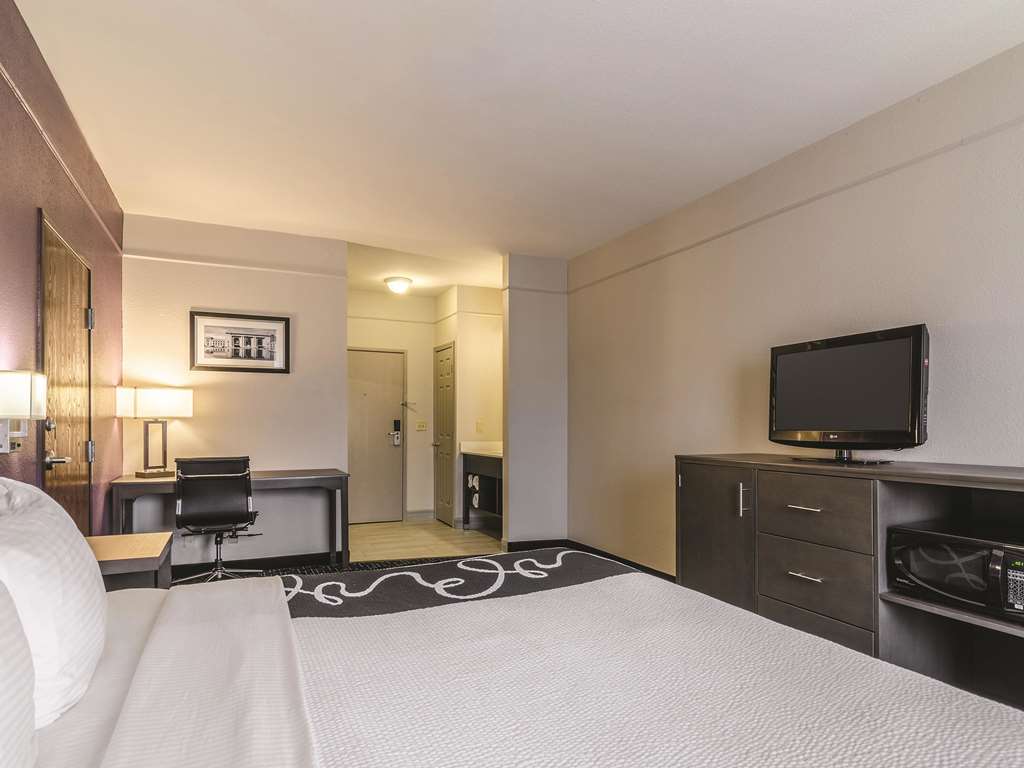 La Quinta Inn & Suites by Wyndham Kansas City Airport - photo 24