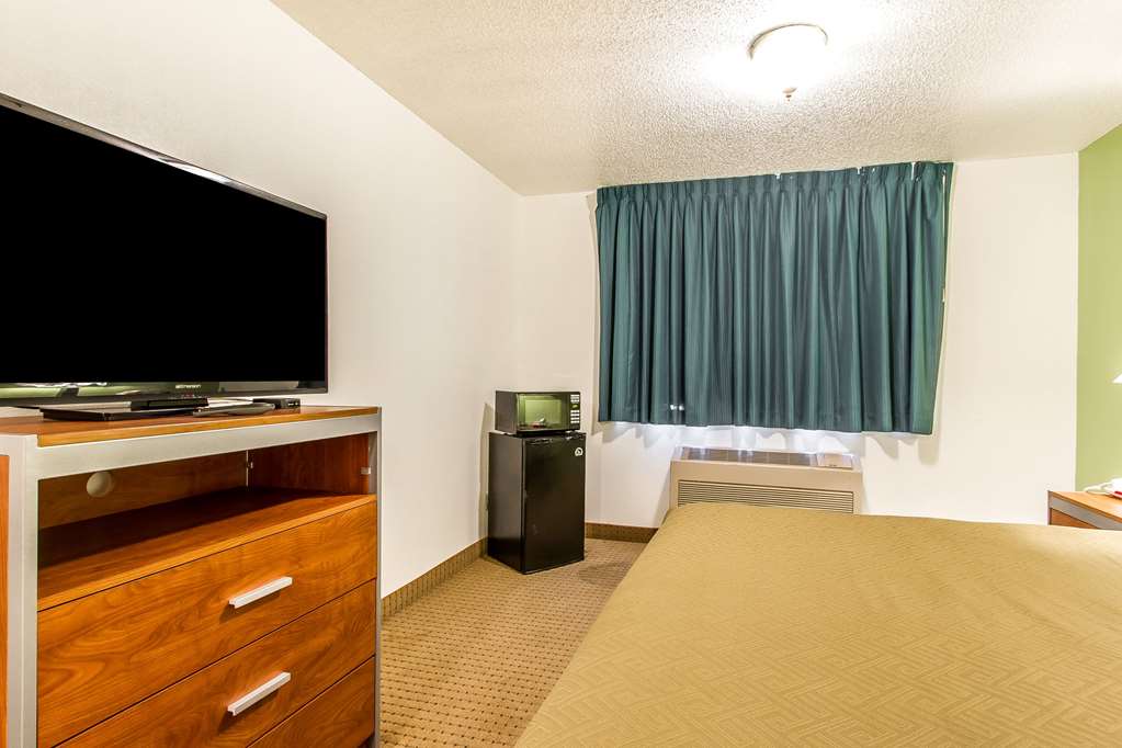 Econo Lodge Inn & Suites Pekin Peoria Area - photo 13