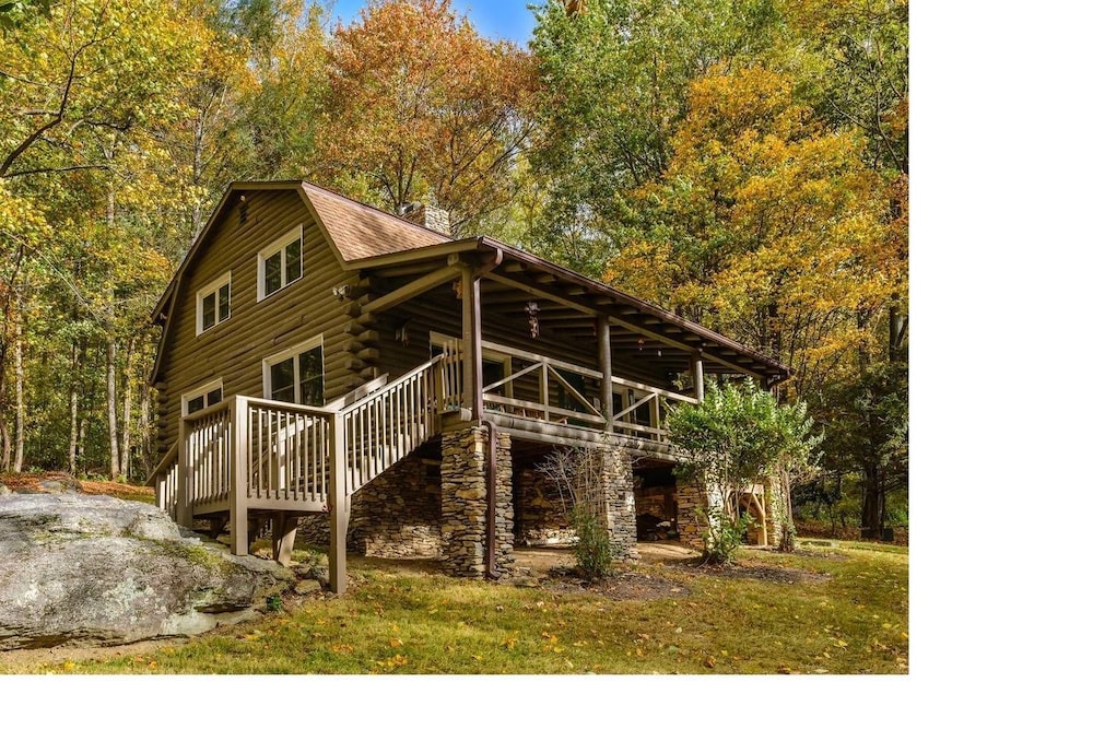 Eagle's Rest Lodge — 4-Star Luxury Hotel in Hendersonville, United States