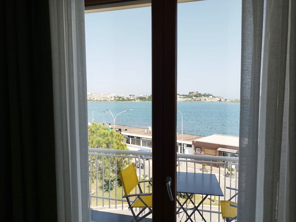 Happyrooms — 4-Star Luxury Hotel in Bacoli, Italy