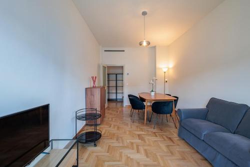 Central Station 3 Bedrooms & 2 Bathrooms B Home — 4-Star Luxury Hotel in Milan, Italy