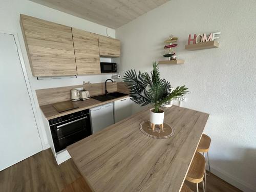 La Dune Proche Rue Pietonne Et Plage in Saint-Jean-De-Monts, France