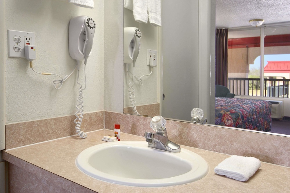 Super 8 by Wyndham Oklahoma Fairgrounds - photo 27