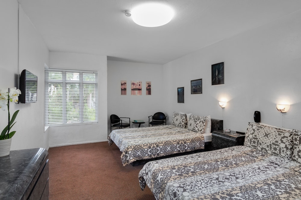 Tropics Hotel and Hostels - photo 16