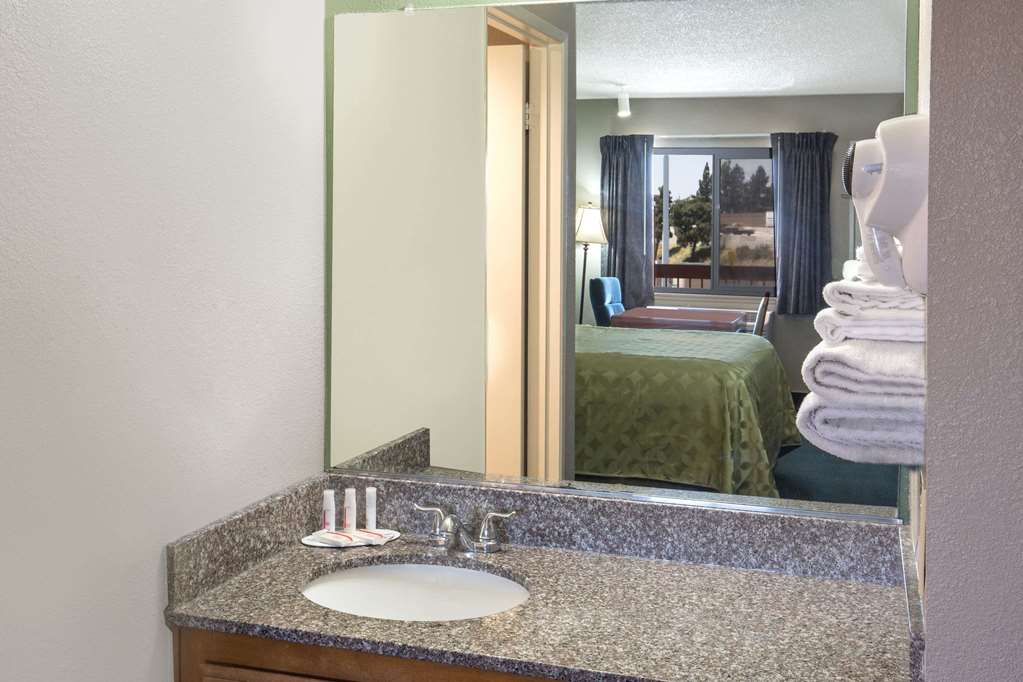Days Inn by Wyndham Ontario Airport - photo 15