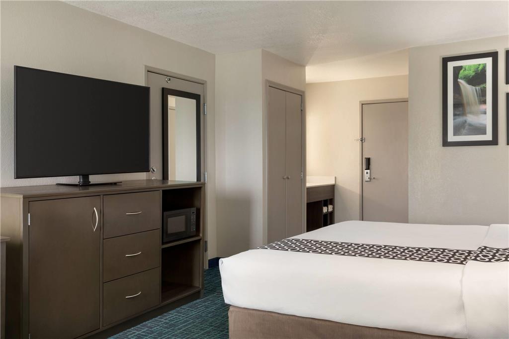 La Quinta Inn & Suites by Wyndham Peru Starved Rock St Park - photo 15