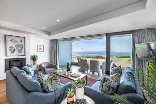 17 Marine 3Bedroom Sea Facing Apt101 — 4-Star Luxury Hotel in Hermanus, South Africa