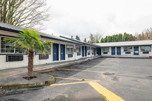 Courtesy Inn Motel - photo 4