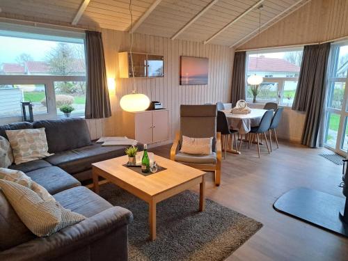 6 Personen Ferienhaus mit Sauna Whirlpool Kaminofen und Kanu in 2. Rheie zum See in Otterndorf in Otterndorf, Germany
