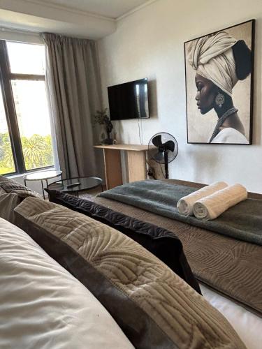 Stylish Studio with City Views & Pool at Zeeland Pier