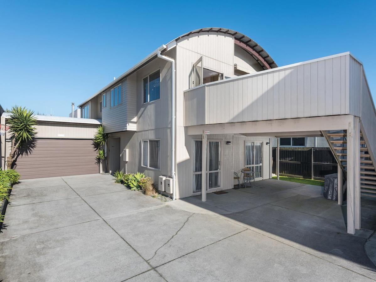 A Beach Barn Haven Papamoa Holiday Home — 4-Star Luxury Hotel in Tauranga, New Zealand